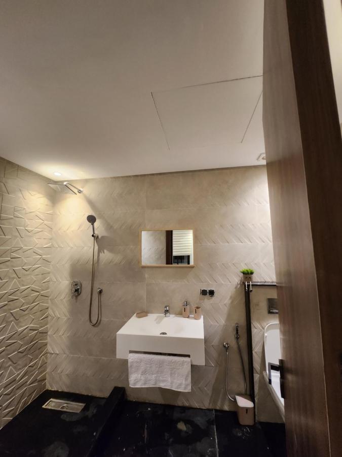 Modern Luxury Retreat: 2-Bedroom Apartment In The Heart Of Marrakech มาร์ราเกช ภายนอก รูปภาพ