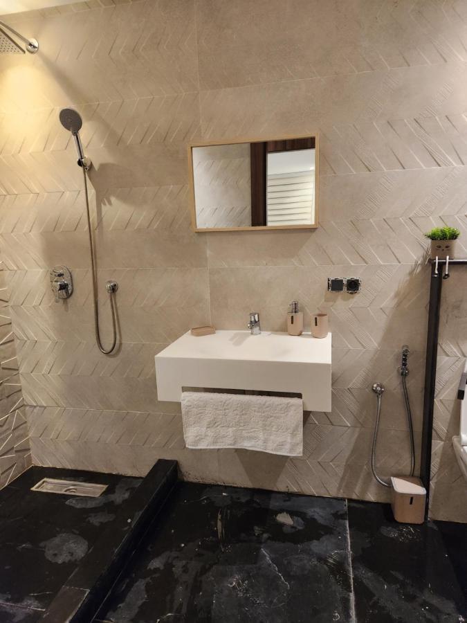 Modern Luxury Retreat: 2-Bedroom Apartment In The Heart Of Marrakech มาร์ราเกช ภายนอก รูปภาพ
